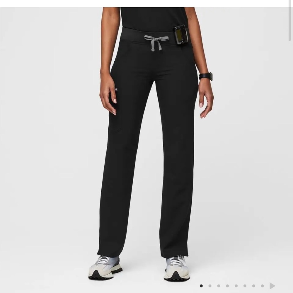 FIGS Women’s Kade Cargo Scrub Pant - Black Size S